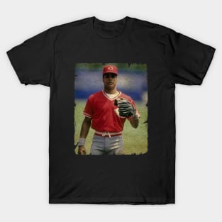 Barry Larkin in Cincinnati Reds T-Shirt